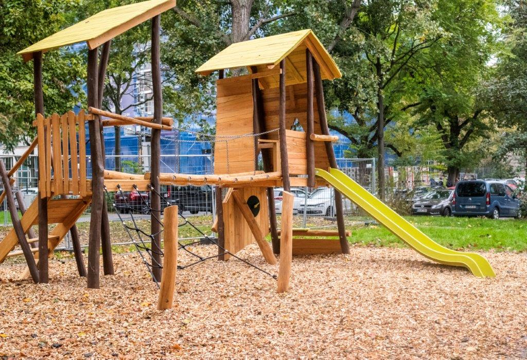 Spielplatz Holzhackschnitzel.jpg Spielplatz Holzhackschnitzel.jpg