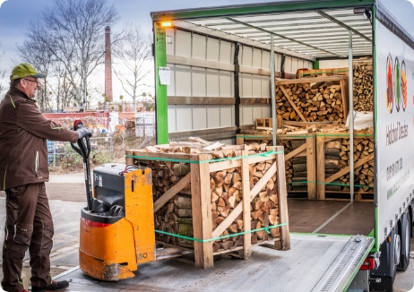 Verladung von Holzwaren in den LKW Verladung von Holzwaren in den LKW