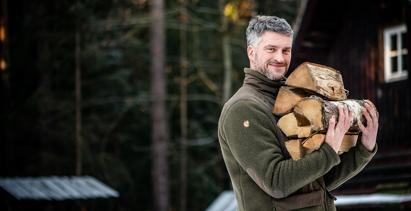Bannerbild: Mann mit Holzstapel Bannerbild: Mann mit Holzstapel