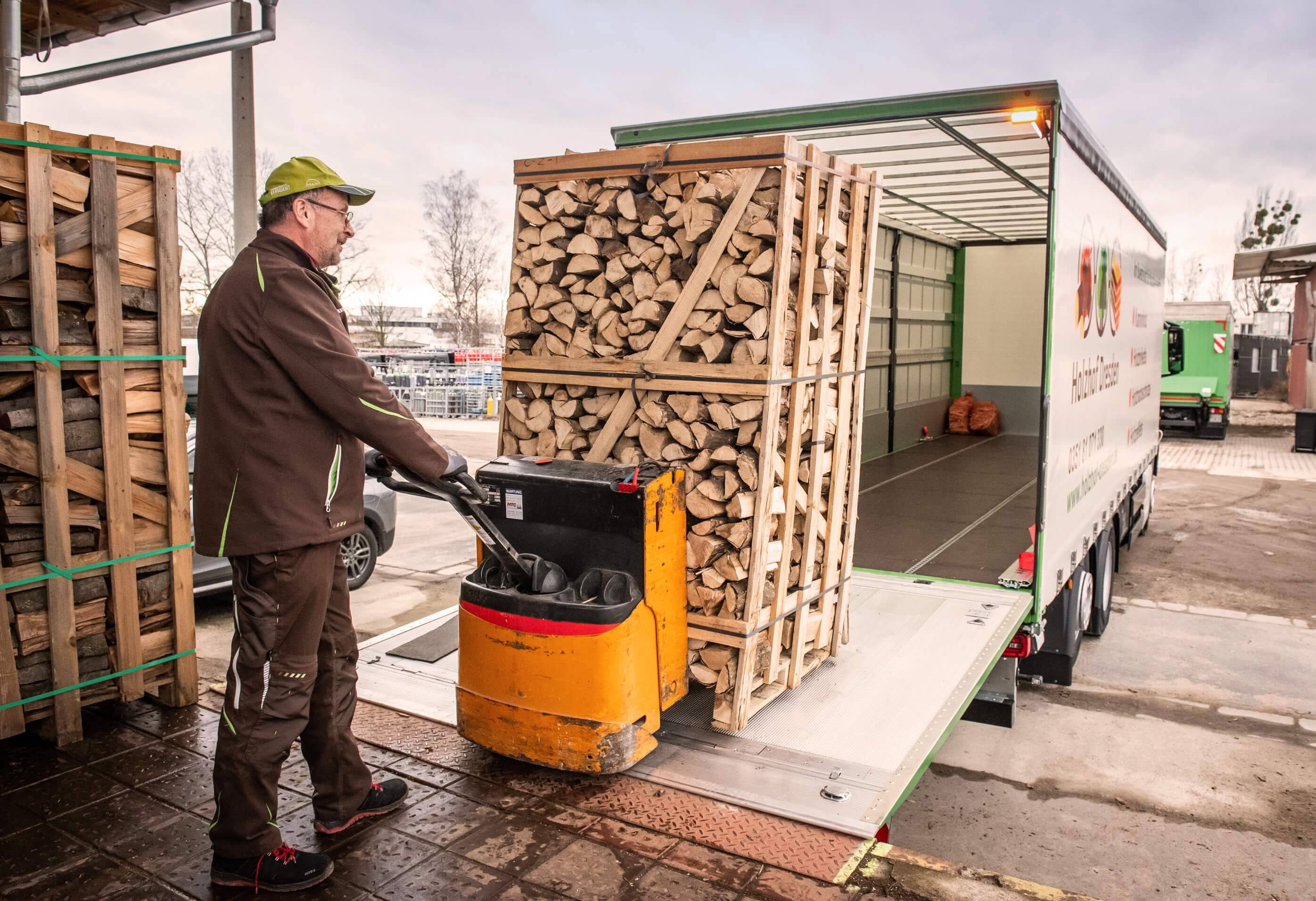 Verladung von Holzwaren in den LKW Verladung von Holzwaren in den LKW